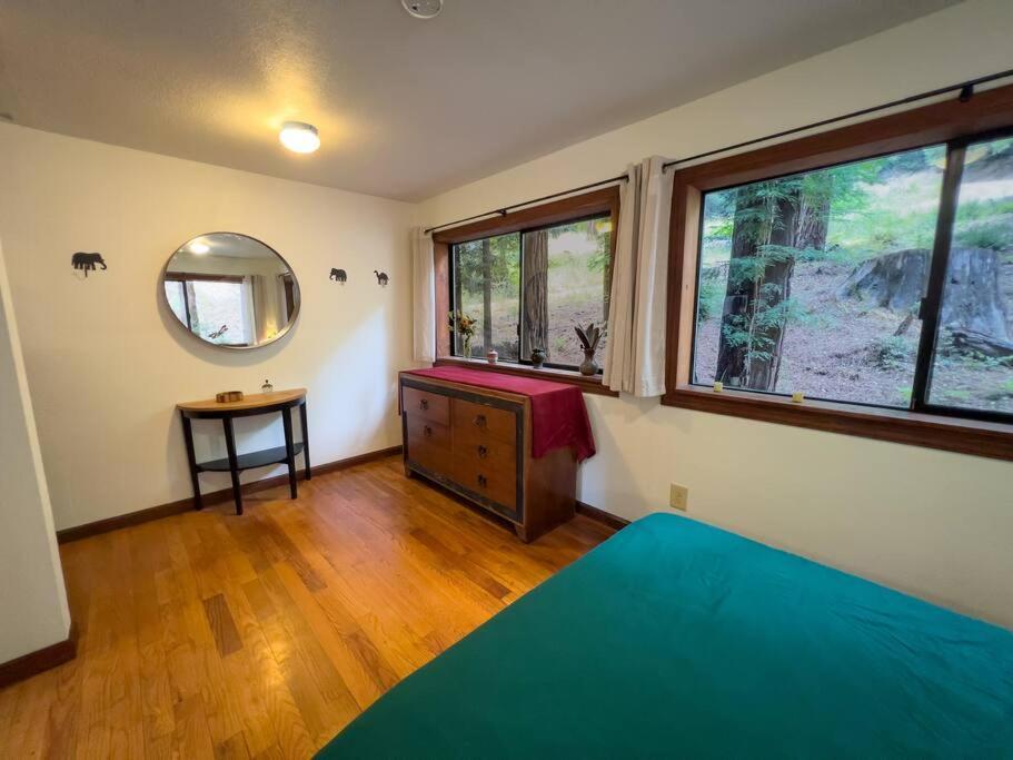 Little House In The Redwoods With A Hot Tub! Garberville Exterior foto